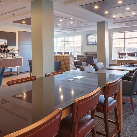 Holiday Inn Express & Suites - Belleville By Ihg Exterior foto