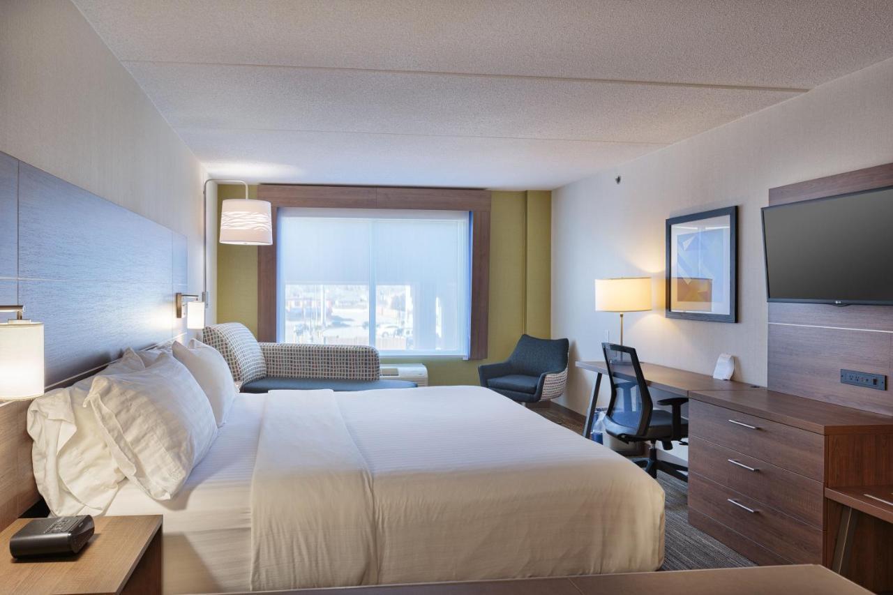 Holiday Inn Express & Suites - Belleville By Ihg Exterior foto