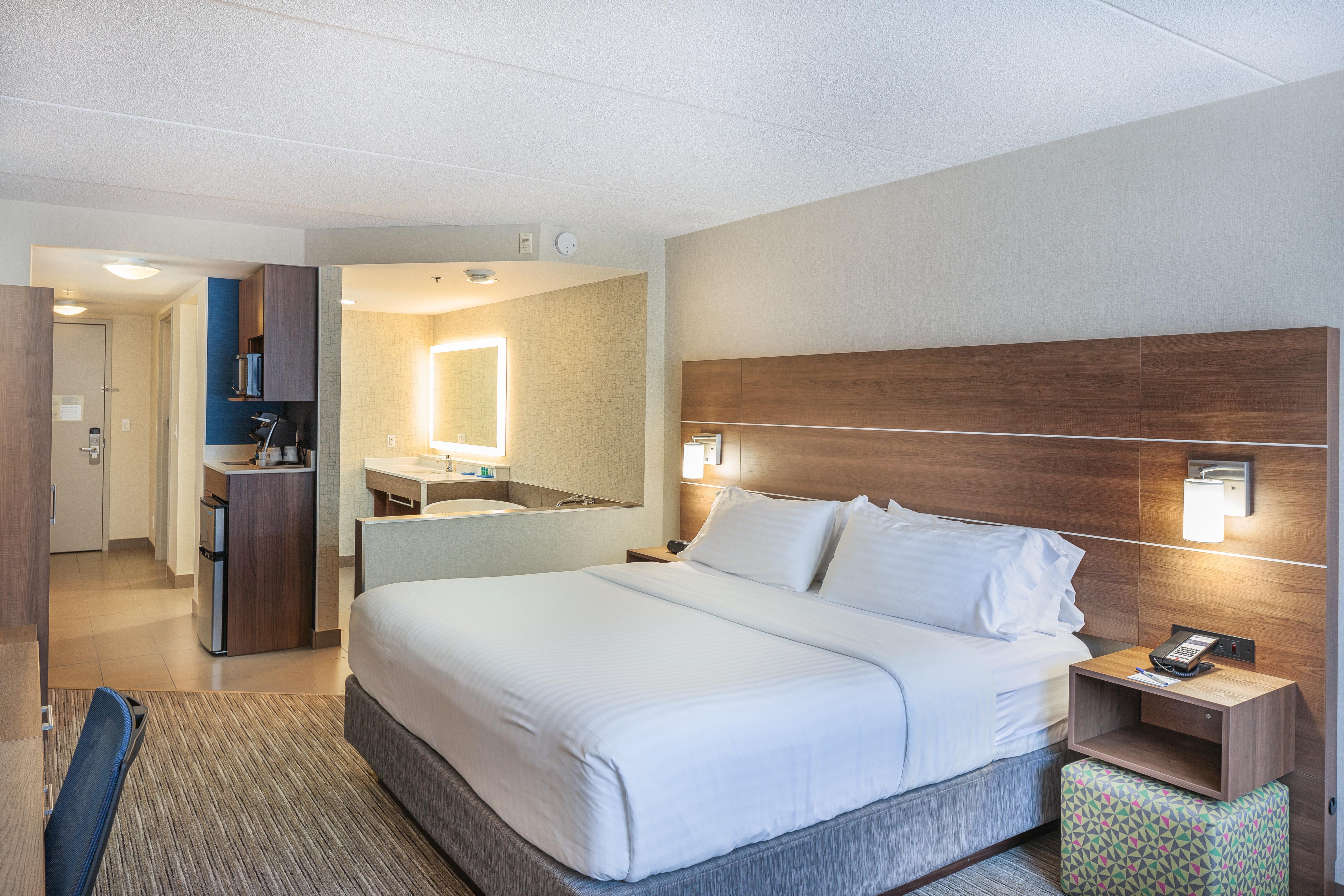 Holiday Inn Express & Suites - Belleville By Ihg Exterior foto