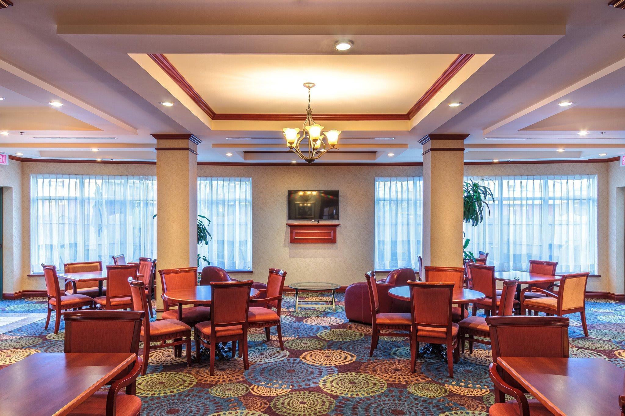 Holiday Inn Express & Suites - Belleville By Ihg Exterior foto