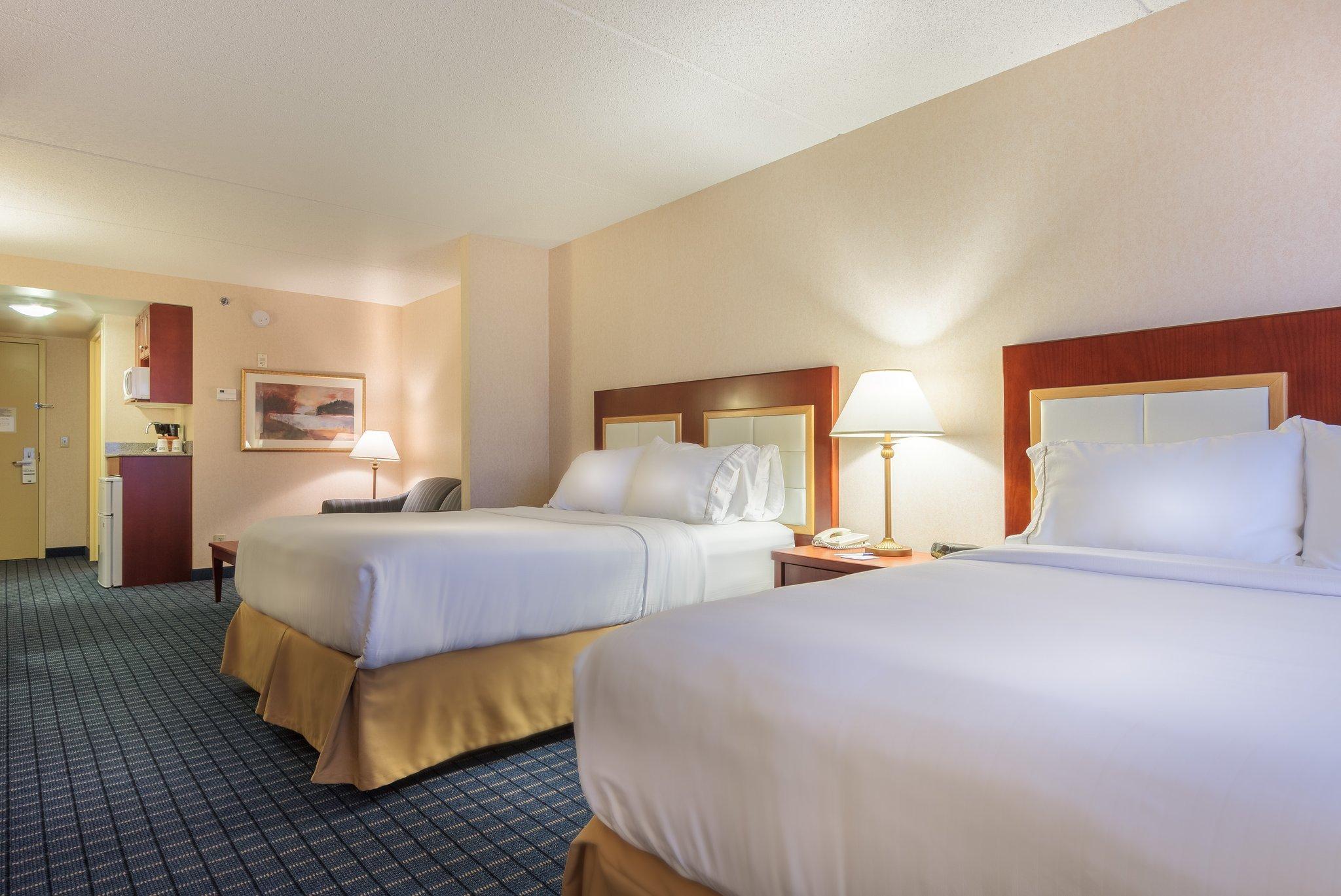 Holiday Inn Express & Suites - Belleville By Ihg Exterior foto