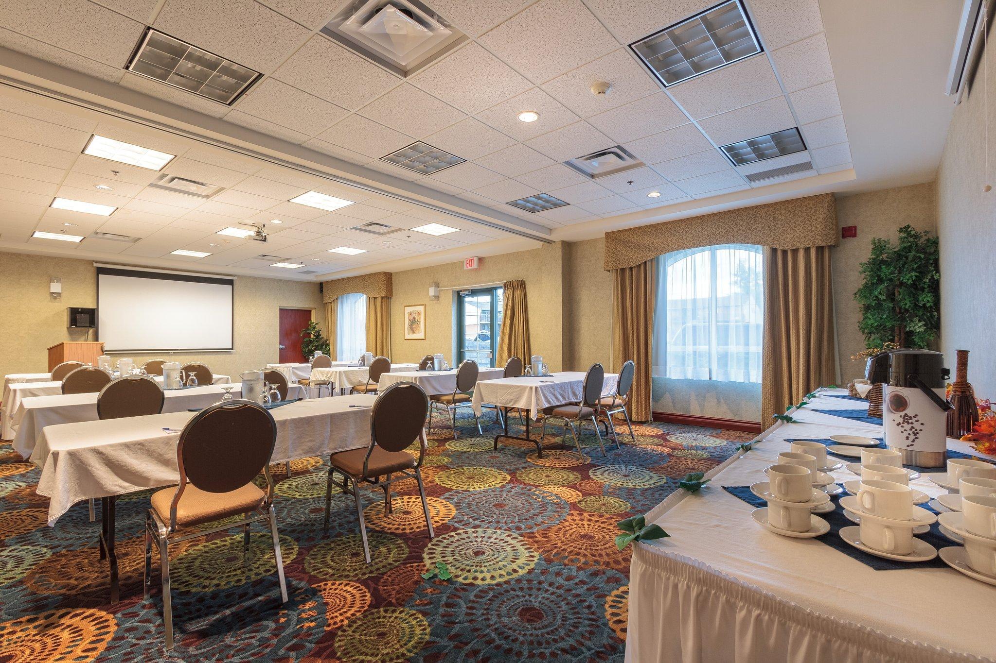Holiday Inn Express & Suites - Belleville By Ihg Exterior foto