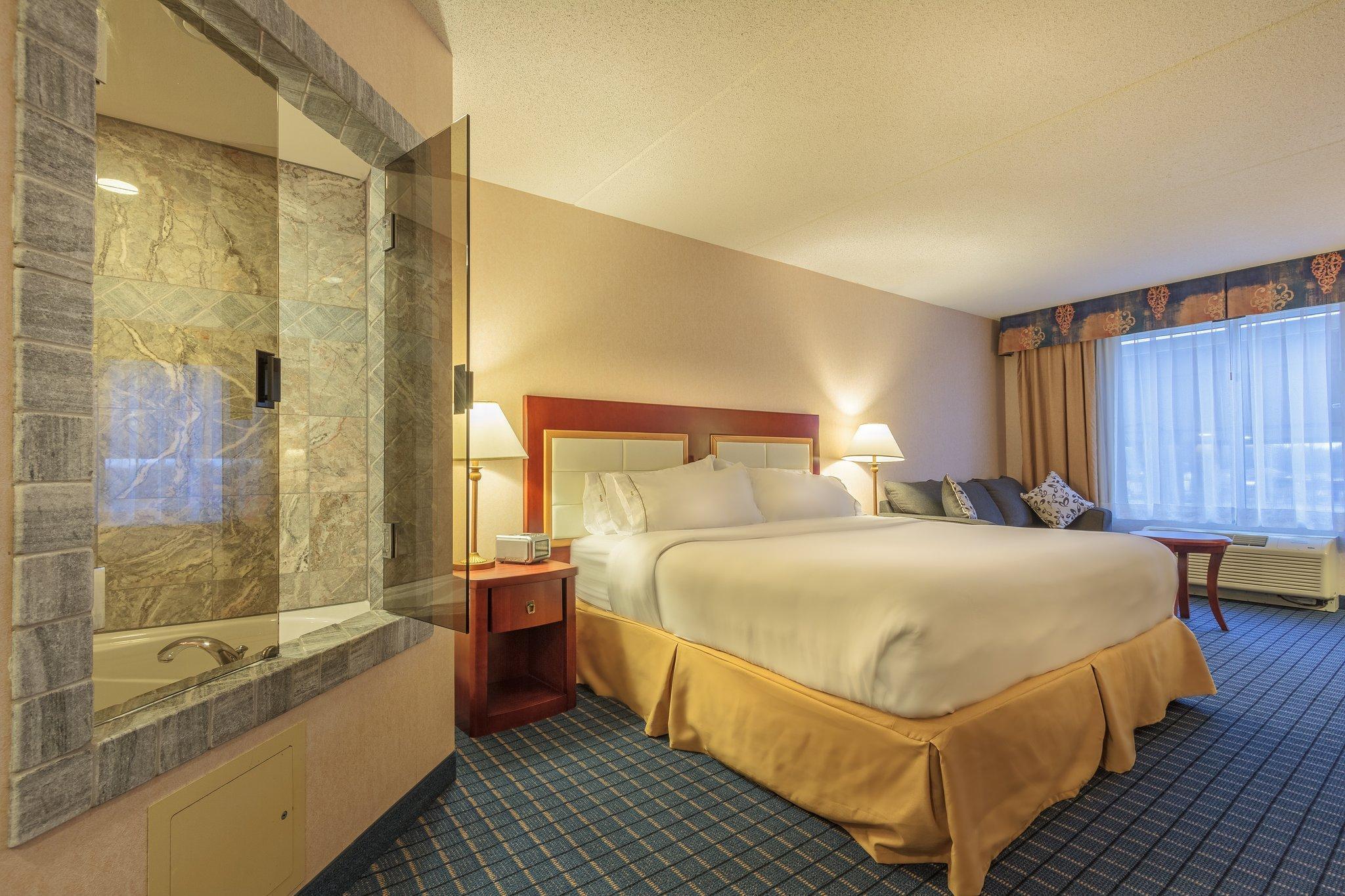 Holiday Inn Express & Suites - Belleville By Ihg Exterior foto