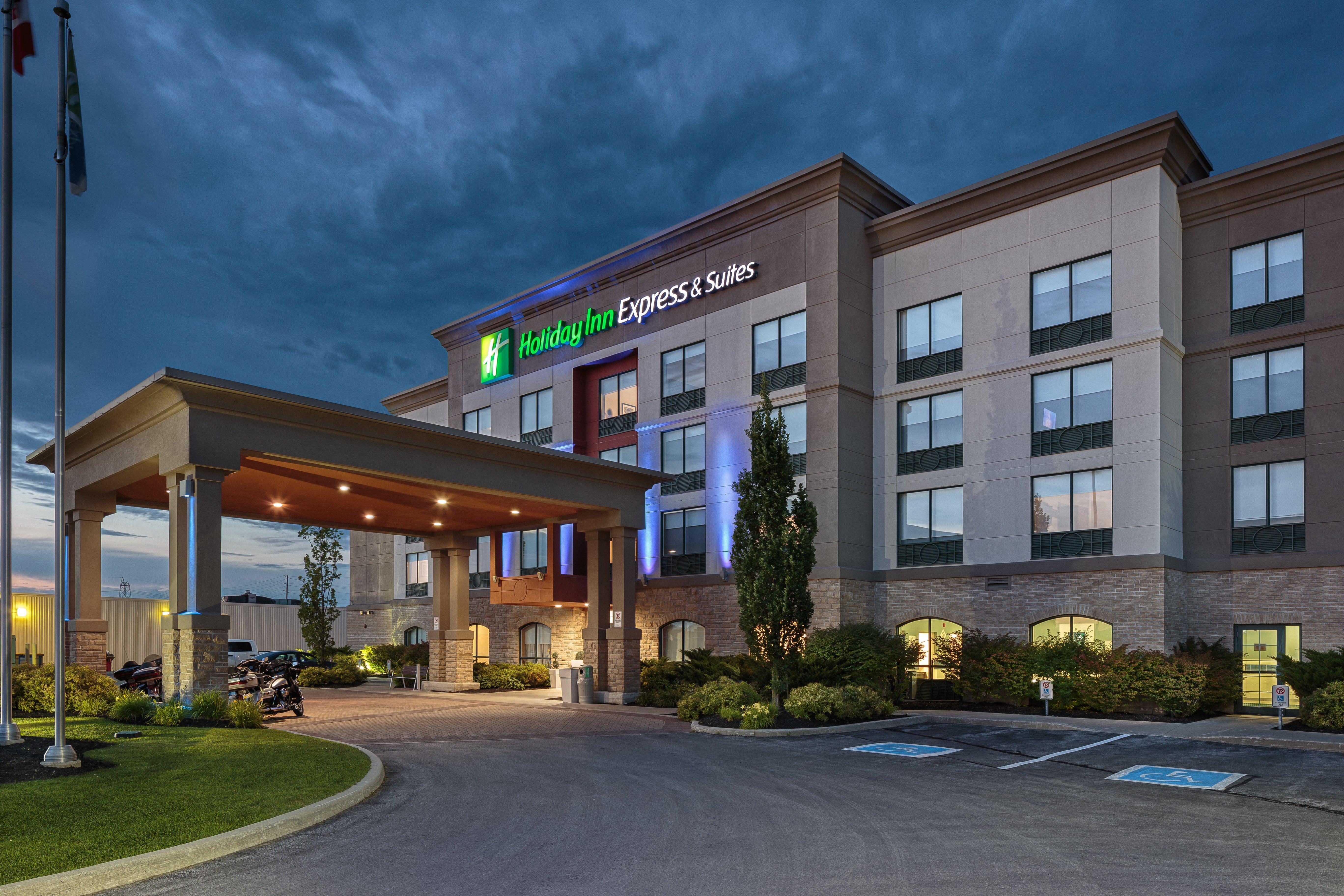 Holiday Inn Express & Suites - Belleville By Ihg Exterior foto