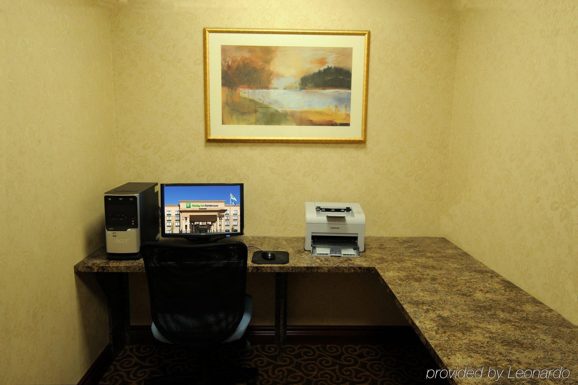 Holiday Inn Express & Suites - Belleville By Ihg Facilități foto